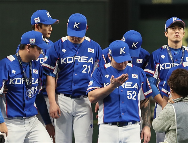  17일 일본 도쿄돔에서 열린 2019 세계야구소프트볼연맹(WBSC) 프리미어12 슈퍼라운드 결승전에서 일본에 3-5로 패하며 준우승을 차지한 한국 야구 대표팀 선수들이 시상대에 올라 아쉬워하고 있다.