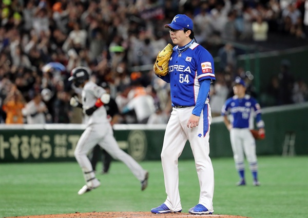  17일 일본 도쿄돔에서 열린 2019 세계야구소프트볼연맹(WBSC) 프리미어12 슈퍼라운드 결승전 한국과 일본의 경기. 2회 말 투아웃 주자 1,2루 상황 한국 선발 투수 양현종이 일본 야마다에게 3점 홈런을 허용하고 허탈해 하고 있다.