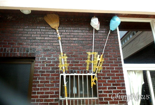경남 김해시 한 도심 주택에 제비집을 짓지 못하게 하려고 빗자루 등 막대기를 처마 밑에 설치해 놓았다.