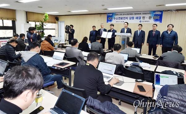 박남춘 인천시장이 11월 18일 오전 시청 브리핑룸에서 '동구 수소연료전지발전소 민·관 합의'와 관련해 기자회견을 하고 있다.