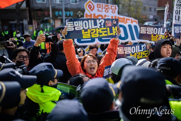 한미 방위비 분담금 특별협정(SMA) 제3차 회의가 열리는 18일 오후 서울 동대문구 한국국방연구원 앞에서 민중공동행동 회원들이 협상 반대 시위를 벌이고 있다. 