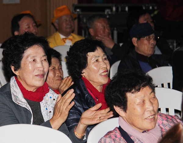 마을주민들이 환한 얼굴로 공연을 즐기고 있다. ⓒ 무한정보신문
