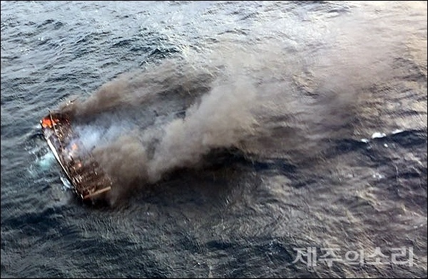 19일 제주 차귀도 인근 해역에서 어선에 화재가 났다는 신고를 받고 해경이 출동해 발견했지만 승선원의 생존여부는 확인되지 않고 있다.