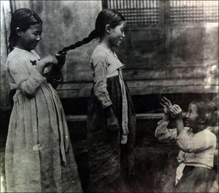 고수선, 강평국, 최정숙 지사의 어린시절(왼쪽 부터)