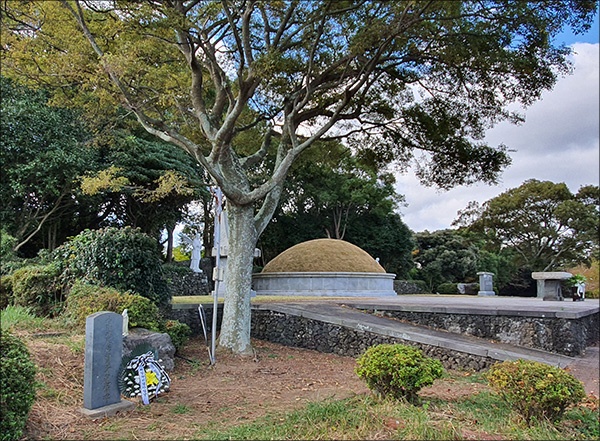 오른쪽 큰 봉분은 천주교 순교자 묘역이고 왼쪽 나무 옆에 작은 추도비가 강평국 지사 추도비다.