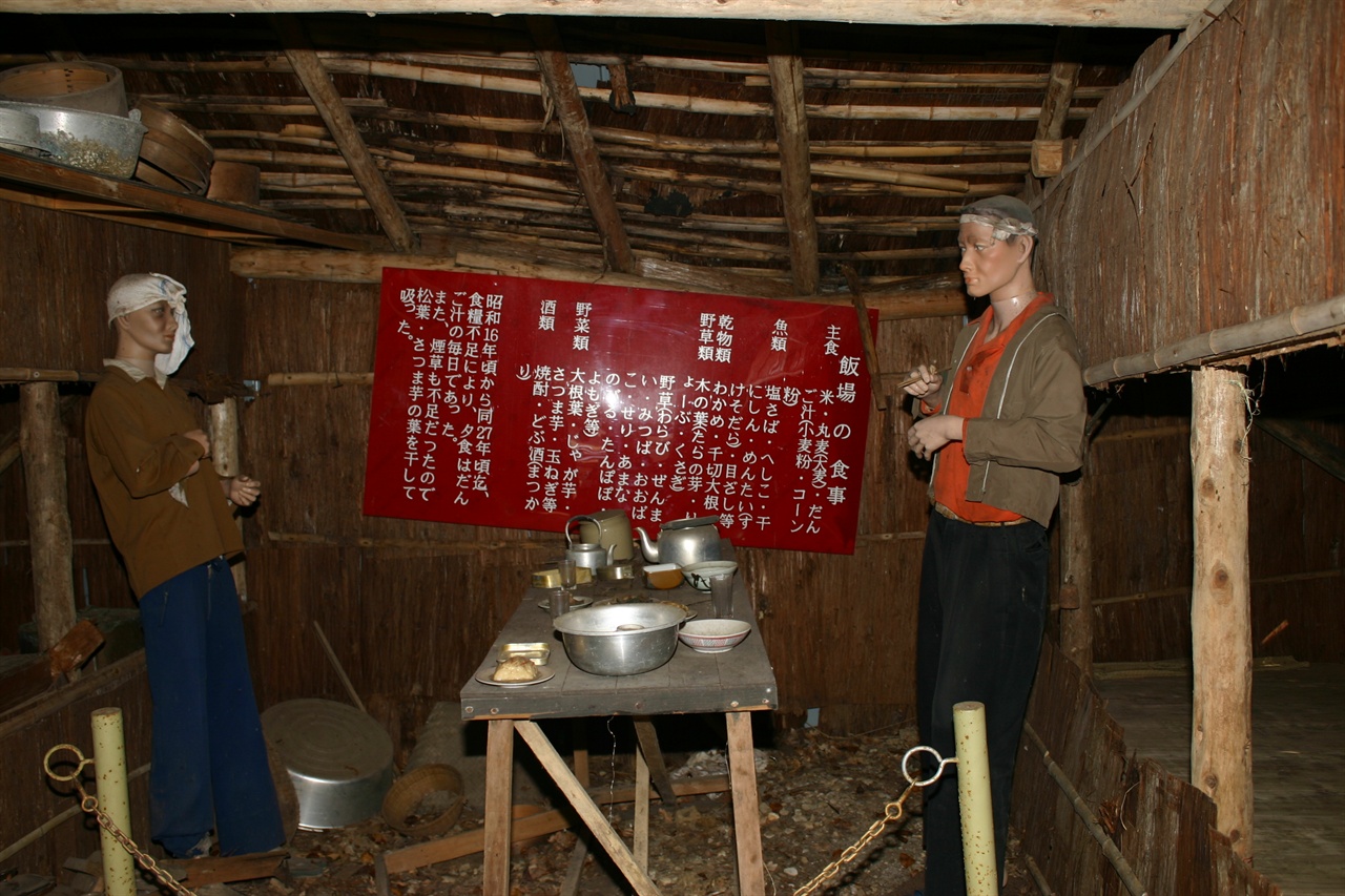 함바 내부, 광산 노동자들의 밥상.