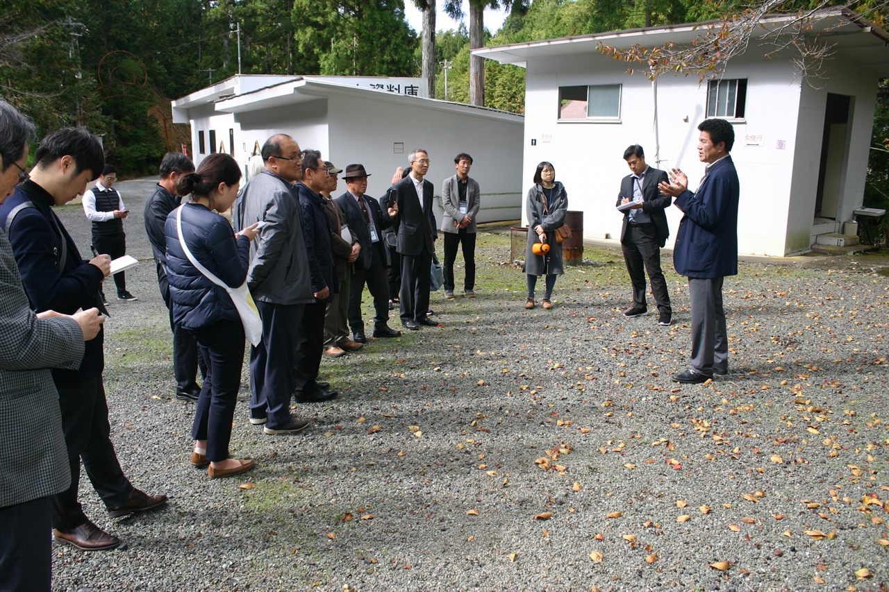 우키시마호 유족 및 관계자들이 단바망간기념관 이용식 관장의 설명을 듣고 있따. 