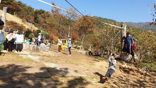 곡성 고달초등학교 학생들이 지난 5일 도깨비 놀이터에서 짚라인과 나무그네를 타면서 놀고 있다.