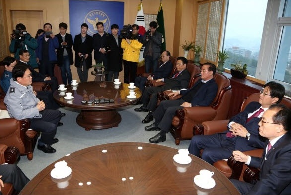 2018년 3월 21일 울산지방경찰청을 방문해 황운하(왼쪽) 청장에 항의하고 있는 이채익 의원(오른쪽)과 정갑윤 의원(오른쪽 3번째) 등 한국당 의원들