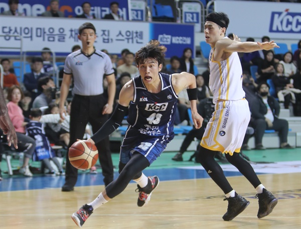 돌파하는 KCC 이대성 17일 전주실내체육관에서 열린 2019-2020 현대모비스 KBL 전주 KCC와 서울 삼성의 경기. KCC 이대성이 돌파하고 있다.