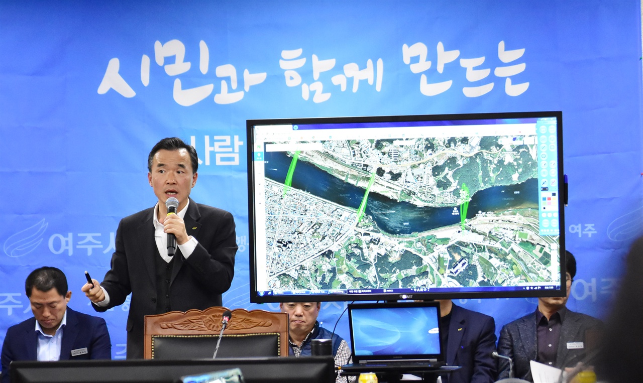 친수기반형 도시재생벨트조성안에 대해 설명하고 있는 이항진 여주시장