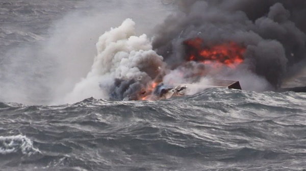 11월 19일 제주 인근 차귀도 서쪽 76km 해상에서 발생한, 통영 선적 연승어선 대성호의 화재 현장.