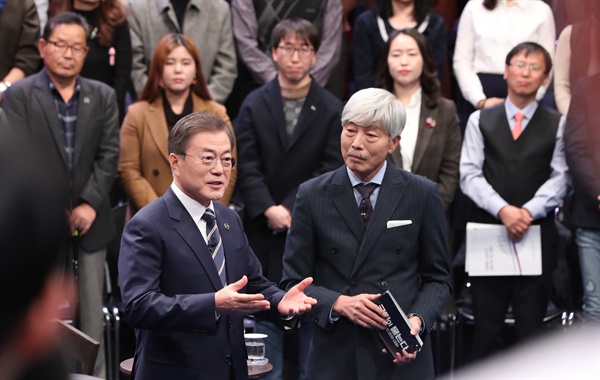 문재인 대통령이 19일 오후 서울 상암동 MBC에서 '국민이 묻는다, 2019 국민과의 대화'에 앞서 사회자인 가수 배철수 씨와 대화하고 있다.