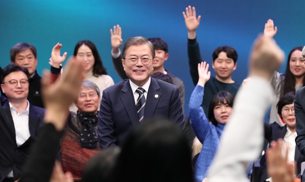 문재인 대통령이 19일 오후 서울 상암동 MBC에서 열린 '국민이 묻는다, 2019 국민과의 대화'에서 패널들의 질문을 받고 있다.