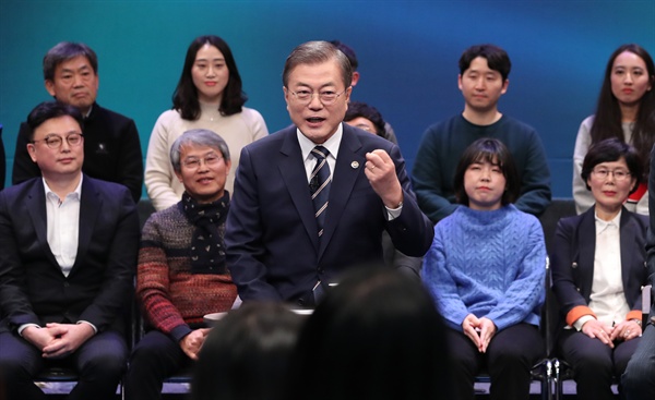 문재인 대통령이 19일 오후 서울 상암동 MBC에서 열린 '국민이 묻는다, 2019 국민과의 대화'에서 패널 질문에 답변하고 있다. 