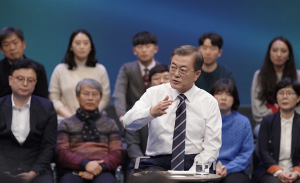 문재인 대통령이 지난 19일 오후 서울 상암동 MBC에서 '국민이 묻는다, 2019 국민과의 대화'를 하고 있다.