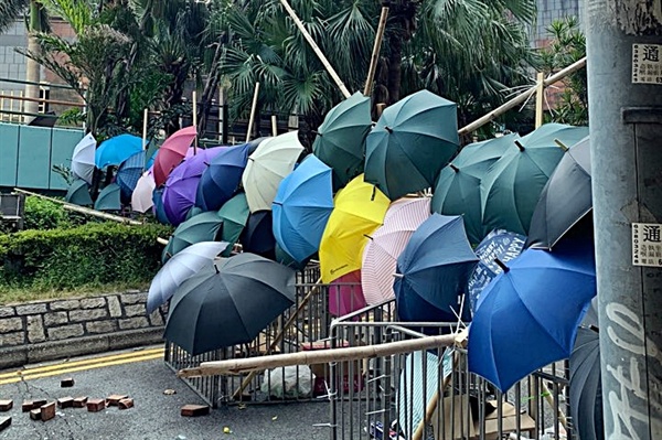 홍콩 거리 곳곳에서 우산으로 친 바리케이드를 볼 수 있다.