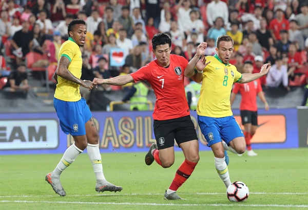  19일(현지시간) 아랍에미리트(UAE) 아부다비 모하메드 빈 자예드 스타디움에서 열린 한국과 브라질 축구 대표팀 평가전에서 손흥민이 돌파를 시도하고 있다.