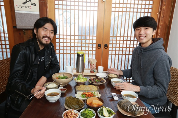  '군대 내 채식선택권 보장'을 위한 행동을 함께하는 채식주의자 전범선(좌)씨와 정태현(우)씨. 인터뷰를 마치고 서울시 종로구의 한 채식 식당을 찾아 식사를 함께했다.