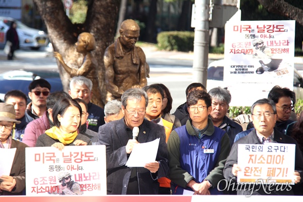 '지소미아 종료 경남시국선언 참가자'들은 20일 오전 창원 일제강제동원노동자상 앞에서 "미국은 지소미아 연장 압력을 중단하라. 문재인정부는 한일군사정보보호협정을 완전히 폐기하라"고 촉구했다.