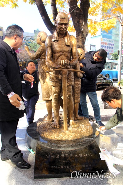 '지소미아 종료 경남시국선언 참가자'들은 20일 오전 창원 일제강제동원노동자상 앞에서 "미국은 지소미아 연장 압력을 중단하라. 문재인정부는 한일군사정보보호협정을 완전히 폐기하라"고 촉구했다. 하원오 경남진보연합 대표와 석영철 민중당 경남도당 위원장 등이 "노동자의 눈물을 닦는다"며 수건으로 청소를 했다.