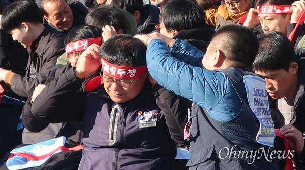 20일 총파업에 들어간 전국철도노동조합 소속의 철도노동자들이 서울역광장에서 총파업 출정식을 진행했다. 