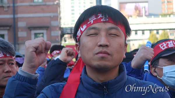 20일 총파업에 들어간 전국철도노동조합 소속의 철도노동자들이 서울역광장에서 총파업 출정식을 진행했다. 