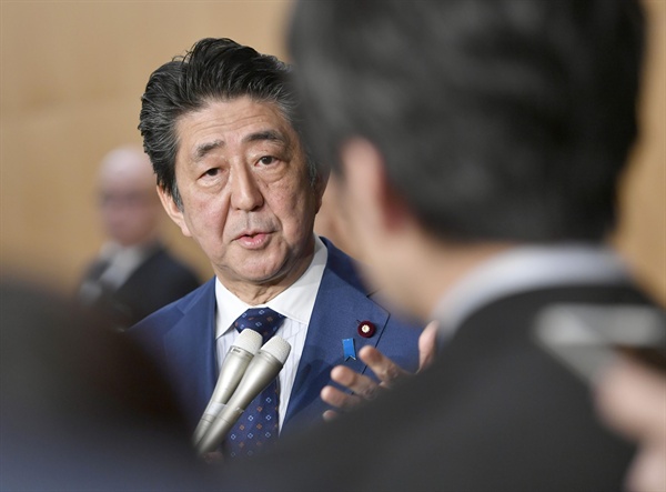 아베 신조 일본 총리가 15일 도쿄 관저에서 출입 기자들을 만나 '벚꽃 모임'을 개인 후원회 친목 행사로 이용했다는 의혹에 대해 해명하고 있다.