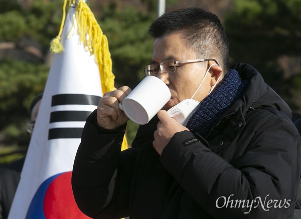 단식농성 2일째인 황교안 자유한국당 대표가 21일 오전 청와대 분수대광장에서 최고위원회의 시작을 기다리며 음료를 마시고 있다.