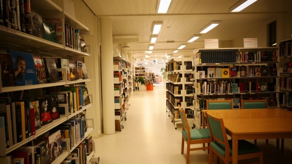 도브라공립도서관의 내부