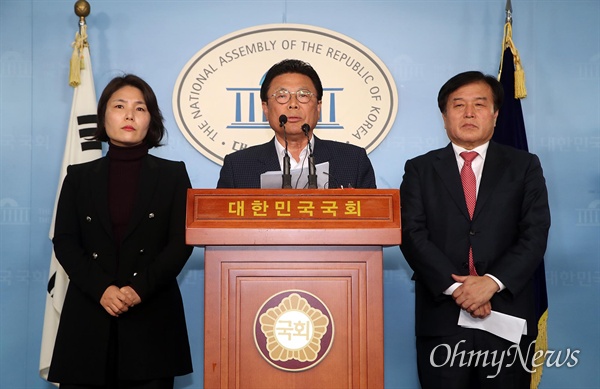 한국당 총선기획단장인 박맹우 사무총장이 21일 오후 서울 여의도 국회 정론관에서 기자회견을 열어 제21대 국회의원 선거를 앞두고 현역 의원 50%를 교체하기로 했다고 발표하고 있다.

