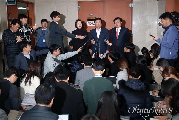한국당 총선기획단장인 박맹우 사무총장이 21일 오후 서울 여의도 국회 정론관에서 기자회견을 열어 제21대 국회의원 선거를 앞두고 현역 의원 50%를 교체하기로 했다고 발표하고 있다.
