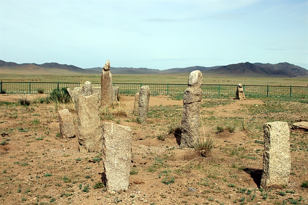 투르크 상류층들의 무덤인 웅고트(Ungot) 무덤 주위에는 32기의 석인상과 양, 사자 모양의 비석이 서있었다.