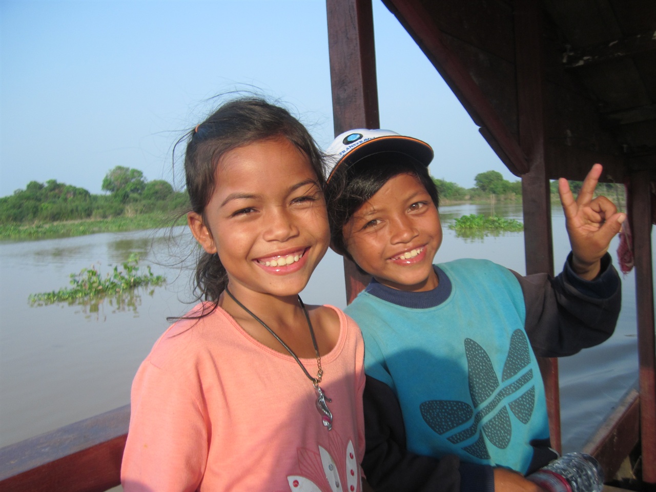 캄보디아 톤레삽 호수에서 만난 서로를 위해주는 남매.