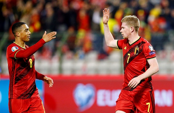  벨기에 케빈 더브라위너(오른쪽)가 브뤼셀에서 열린 유로2020 I조 최종 10차전 키프로스와의 경기에서 팀의 세 번째 골 터뜨리고 자축하고 있다.