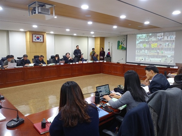 환경영향평가’ 제도개선을 위한 토론회 ‘환경영향평가’ 제도개선을 위한 토론회가 이상돈 이정미 한정애 국회의원 및 환경영향평가 제도개선 전국연대(준)의 주최로 국회의원회관 9간담회실에서 21일 오후 2시에 열렸다.