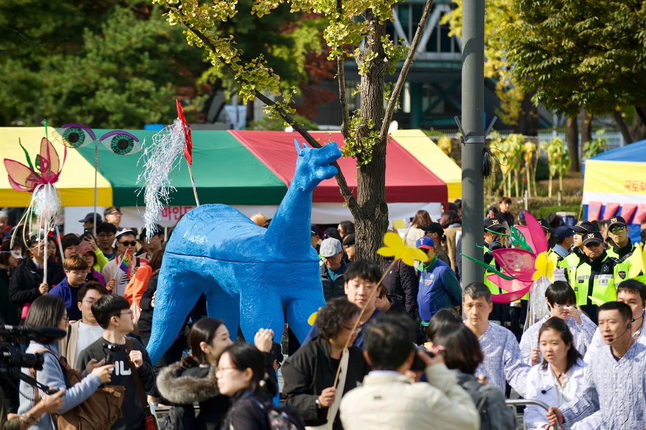 매드프라이드의 상징 ‘마르코’와 행진하는 참가자들