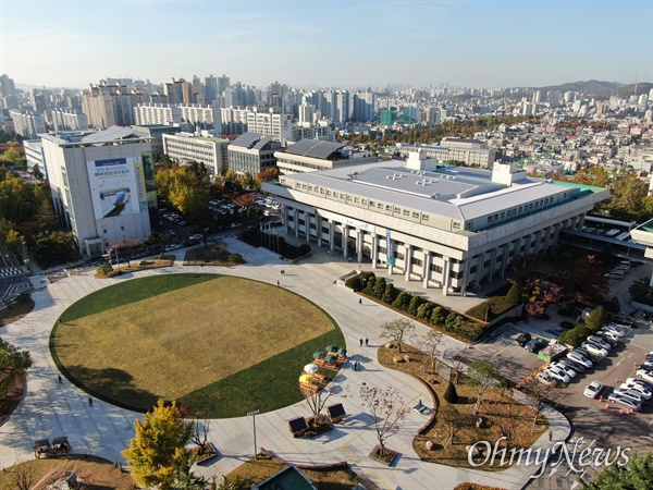2019년 11월 1일 개장한 인천애(愛)뜰. 시청사 앞 광장을 시민을 위한 잔디마당과 그네, 피크닉 테이블, 바닥분수 등의 편의시설을 설치한 열린 공간으로 단장했다.
