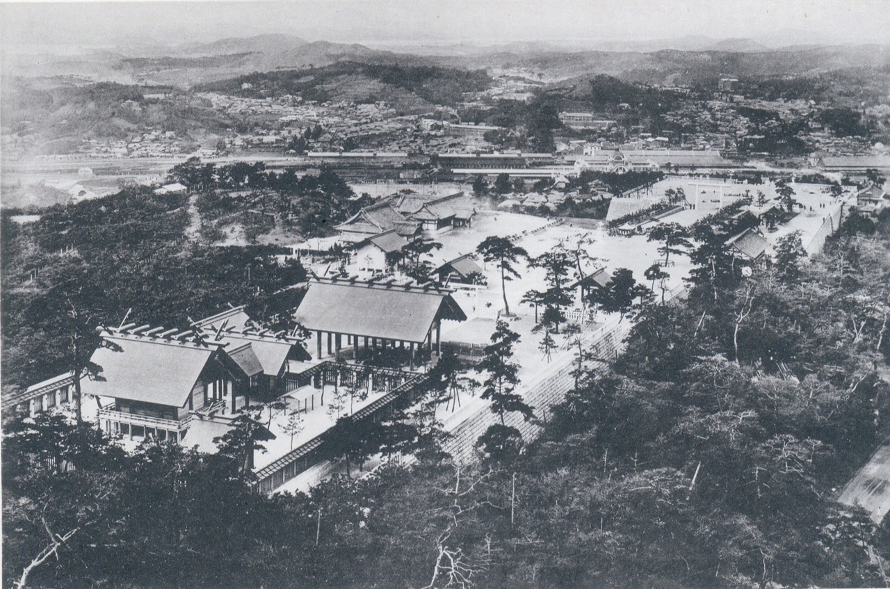 1926년 촬영한 사진으로 상중하 3단으로 이뤄진 조선신궁의 ‘상단’ 모습이다. 조선신궁 너머로 경성역, 애오개, 만리재, 한강까지의 풍경이 담겨 있다. 