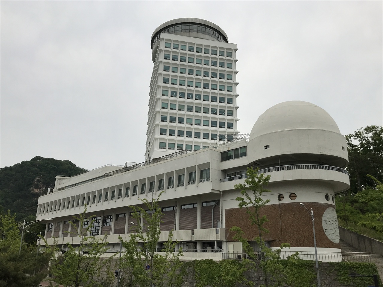 국립중앙도서관으로 쓰인 남산 어린이회관 무애 이광노가 설계한 남산 어린이회관은 당시 첨단 소재와 최신 공법을 사용해 완공한 건물이다. 프리캐스트 콘크리트를 외벽에 쌓아 커튼월로 마감했다. 층마다 돌출된 처마는 한국 전통건축의 곡선미를 살린 요소다. 