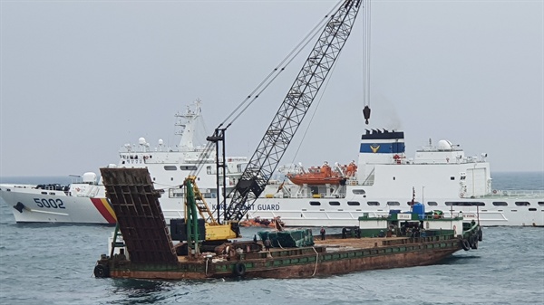 제주해양경찰청은 제주 차귀도 인근 해상에서 화재침몰했던 대성호의 선미 부분을 22일 인양해 바지선에 실어 옮기는 작업을 벌이고 있다.