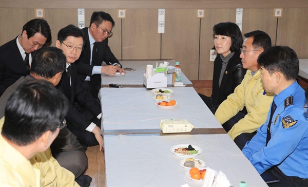 김경수 경남지사는 제주 인근 해상에서 침몰한 대성호의 선원으로 희생된 고 김아무개씨의 빈소를 22일 찾아 조문한 뒤 유가족들을 위로했다. 빈소는 사천 삼천포장례식장에 마련되었다.