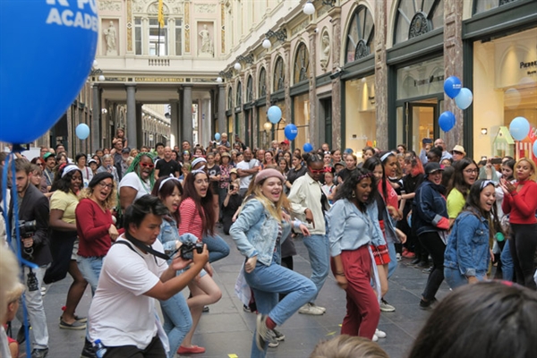 브뤼셀 시내 한복판에서 케이팝을 부르며 케이팝 댄스를 추는 유럽 젊은이들 