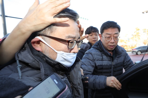 3억원대 뇌물 혐의, 성 접대 혐의와 관련해 1심 무죄를 선고받은 김학의 전 법무부 차관이 22일 오후 서울 동부구치소에서 석방되어 나오고 있다.