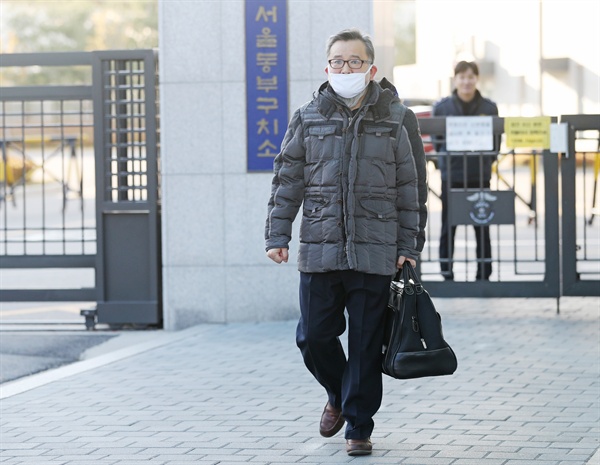 3억원대 뇌물 혐의, 성접대 혐의와 관련해 1심 무죄를 선고받은 김학의 전 법무부 차관이 지난해 11월 22일 오후 서울 동부구치소에서 석방되어 나오고 있다. 