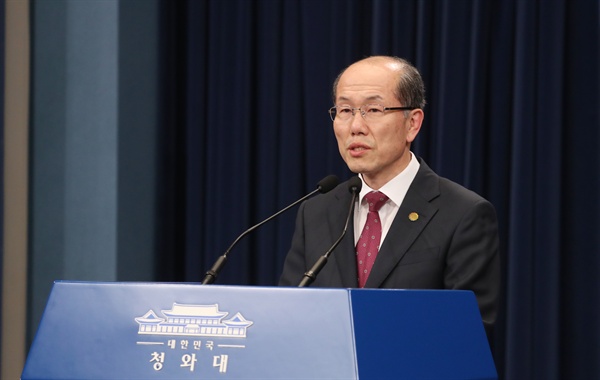 김유근 국가안보실 1차장이 22일 오후 청와대에서 한일 군사정보보호협정(GSOMIA·지소미아) 관련 브리핑을 하고 있다.