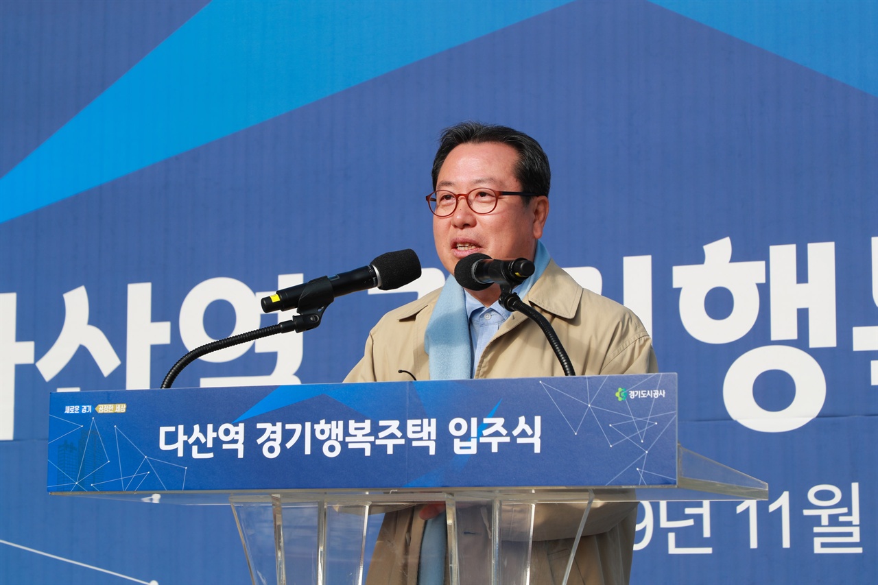 22일 오전 남양주시 다산동 공공택지지구에서 열린 다산역 경기행복주택 입주식에서 축사를 하고 있는 조광한 남양주시장
