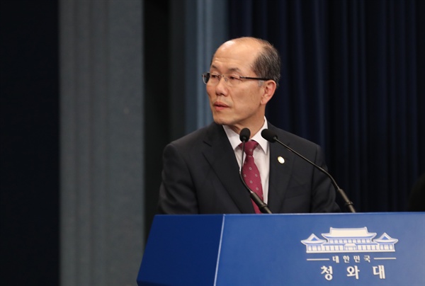 김유근 국가안보실 1차장이 22일 오후 청와대에서 한일 군사정보보호협정(GSOMIA·지소미아) 종료 연기를 발표하고 있다.