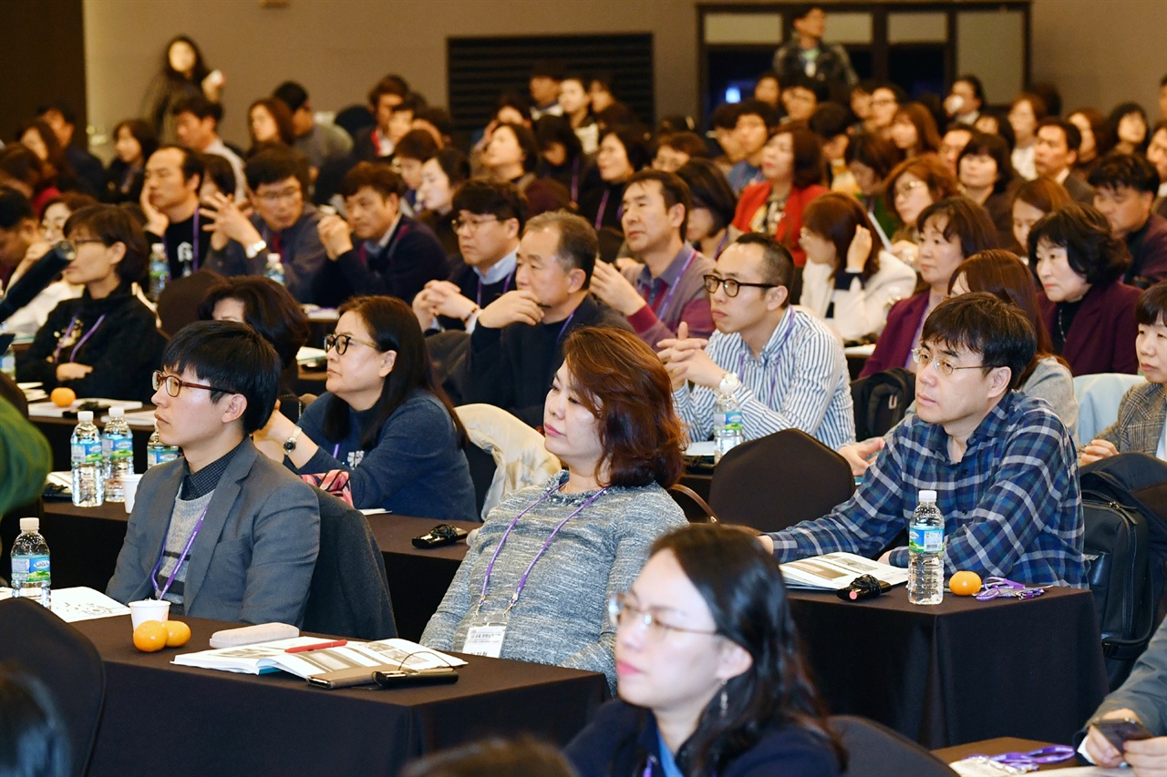 오세정 총장의 강연을 듣는 교육 관계자들.