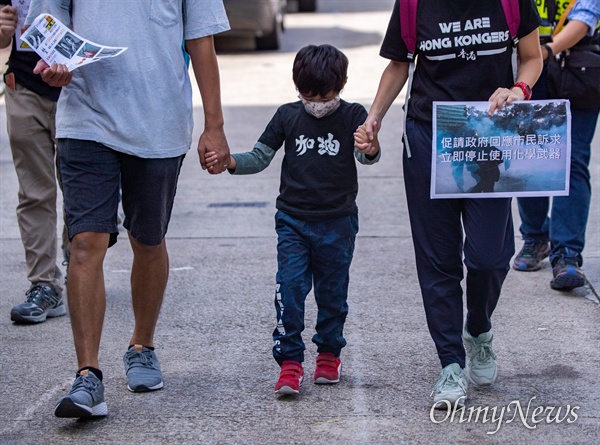 홍콩 구의원 선거를 하루 앞 둔 지난 23일 최루탄 사용 반대에 나선 학부모들과 자녀들이 함께 구룡통 역에서 출발해  행진을 하고 있다.